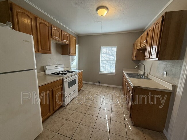 Building Photo - 408 S 48th W Ave