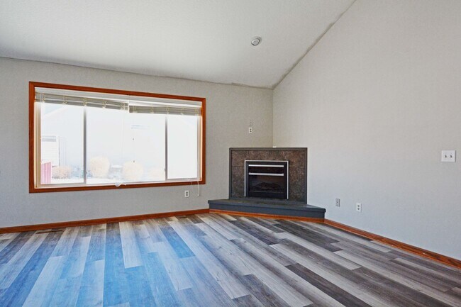 Building Photo - Spacious 5-Bed, 3 Bath Home in Delano - Available Now!