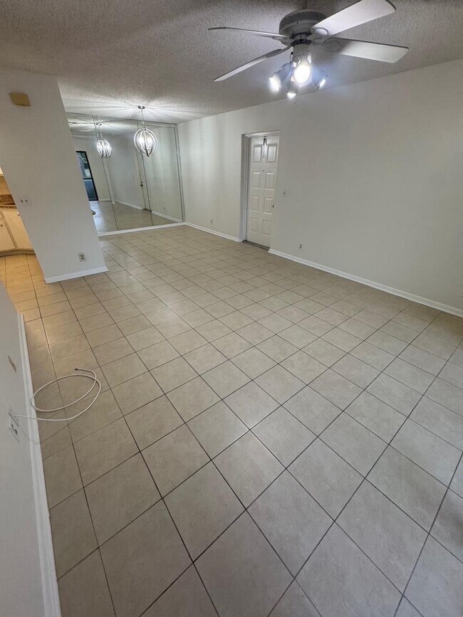 Building Photo - 703 Sunny Pine Way