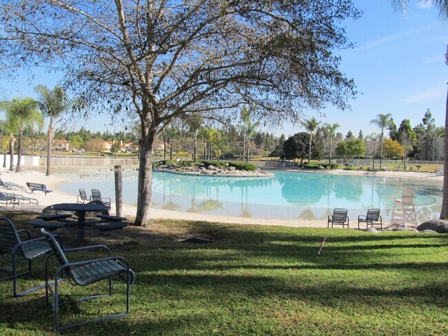 Building Photo - 3 Bedroom, 2 Bath Condo in Eastlake Shores