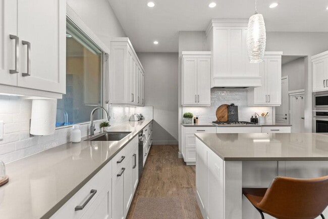 Building Photo - Beautiful 4 Bedroom Home!