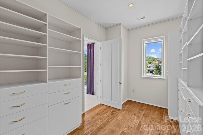 Building Photo - 1172 Queens Rd