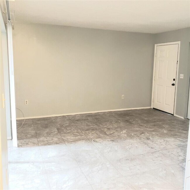 Building Photo - 305 Wellington Ct