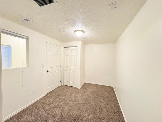 Building Photo - Large Family Home Cedar City!!