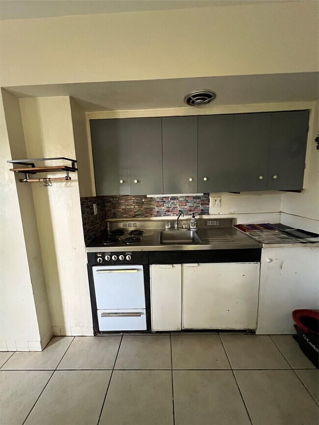 Building Photo - 3111 NE 29th St