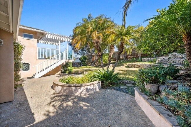 Building Photo - Spacious Two-Story 5 BD/3 BA Home in Desirable East Bluff Neighborhood