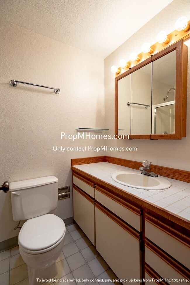 Building Photo - Bright Two Bedroom Home in Oak Grove!