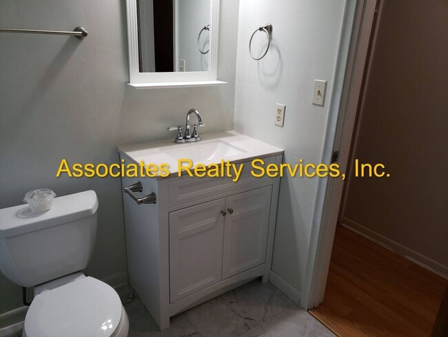 Building Photo - *Sublease* Cute Renovation in Northwood!