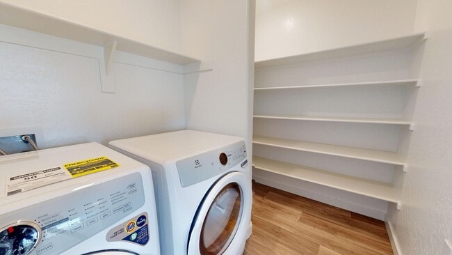 Building Photo - 4469 Buckingham Ave