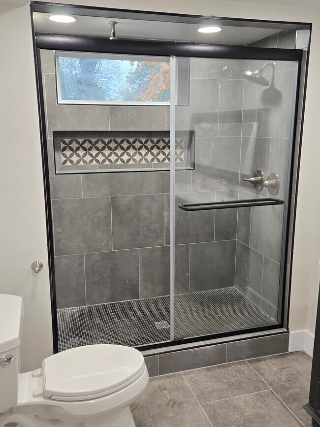 Building Photo - 929 Due W Ave N