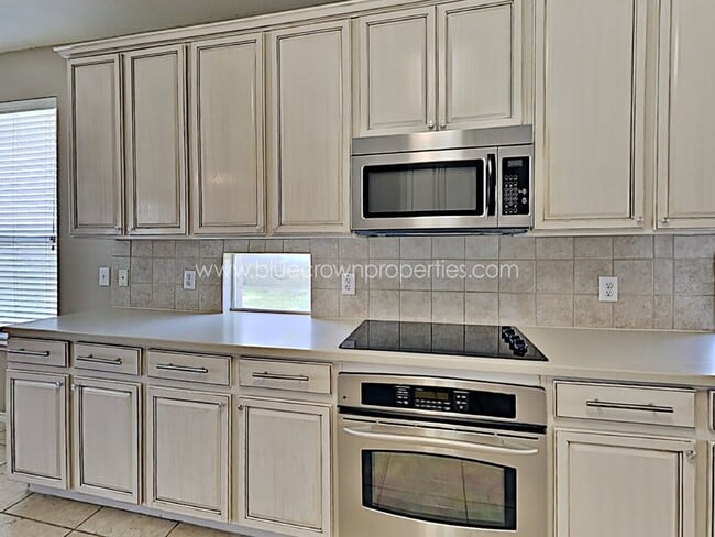 Building Photo - 2440 Kingsley Dr