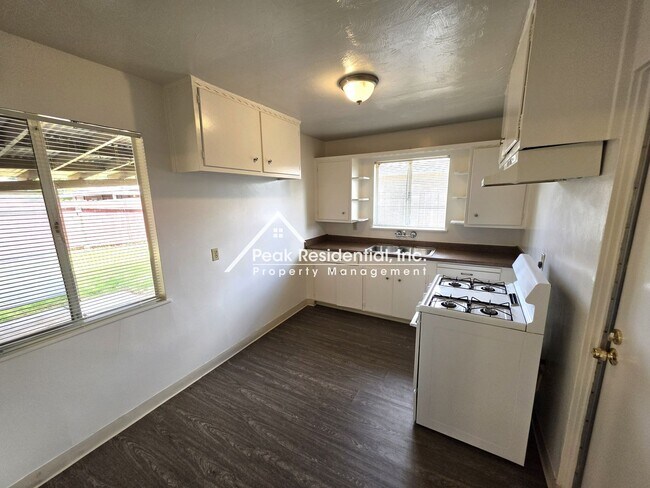 Building Photo - A Charming 3bd/1ba Fruitridge Manor Area Home with Garage