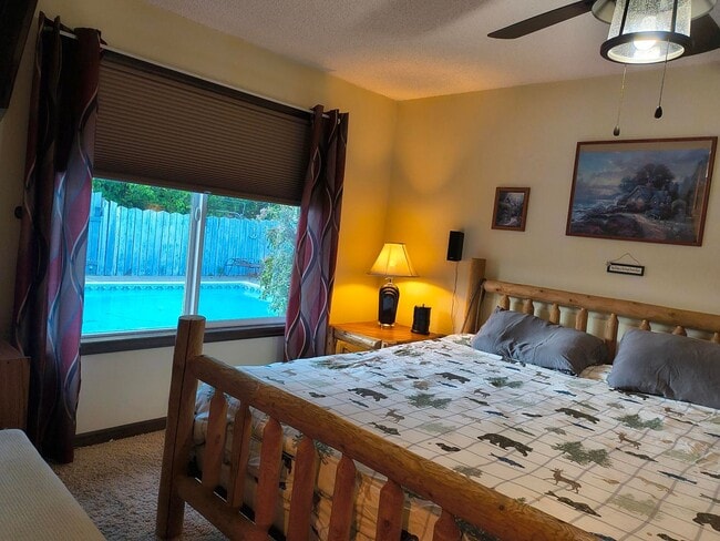 Building Photo - Spacious 4 bed, 2.5 bath with HEATED POOL ...