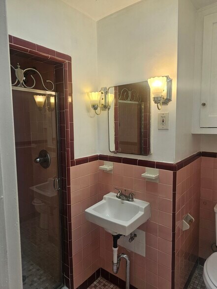 Master room bath - 1268 Stirling St