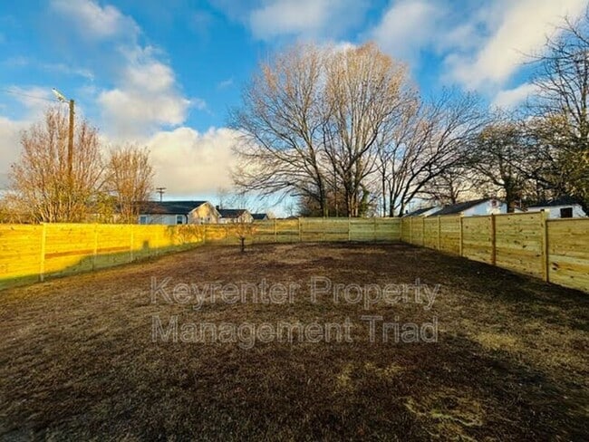 Building Photo - 1405 Leonard Ave