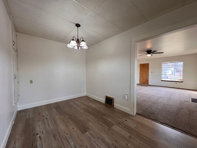 Building Photo - e2607