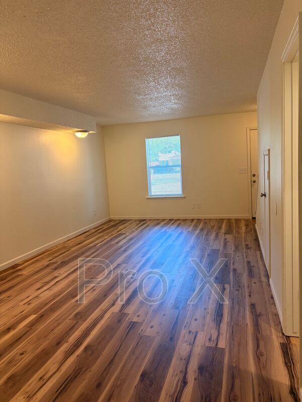 Building Photo - 504 N Betty Jo Dr