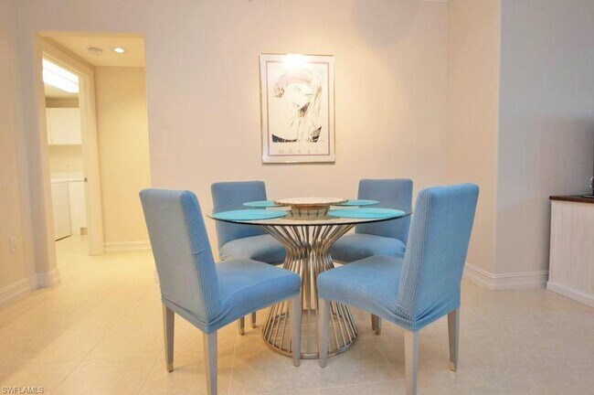 Building Photo - Beautifully decorated split 2/2 in stunnin...