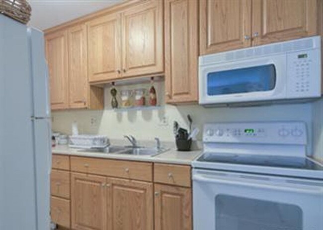 Building Photo - Updated Apartment Near Downtown – Prime Lo...