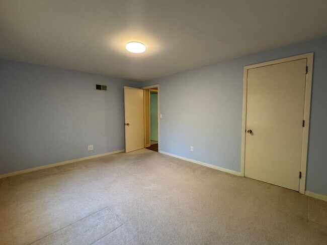 Building Photo - Rare lease opportunity in Leawood + Spacio...