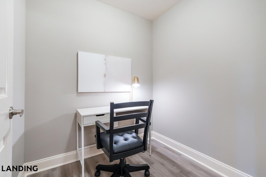 Building Photo - 305 Laredo Dr