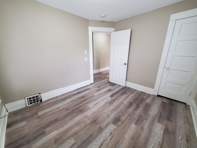 Building Photo - COMING SOON!! 506 Denver- large 3 bed house! **PETS OK**