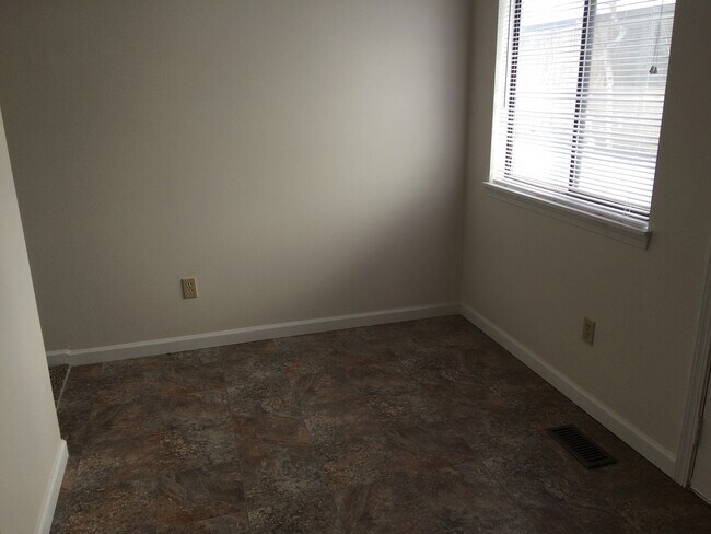 Building Photo - Duplex for Rent w/ WSG!