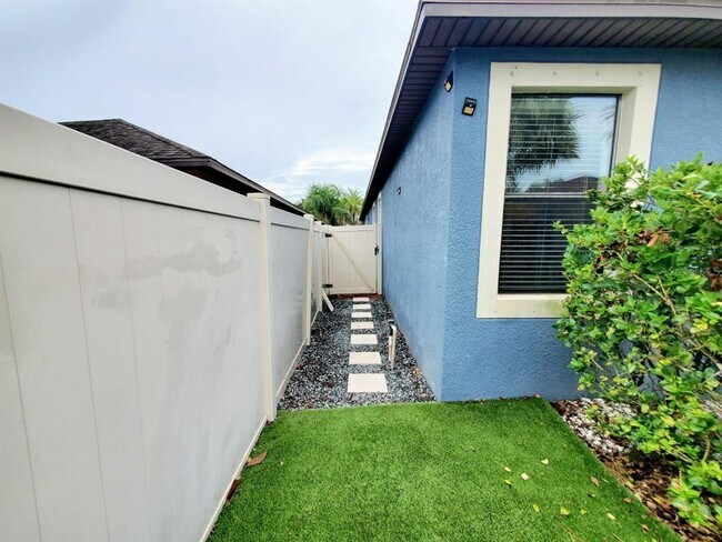 Building Photo - 10031 Newminster Loop