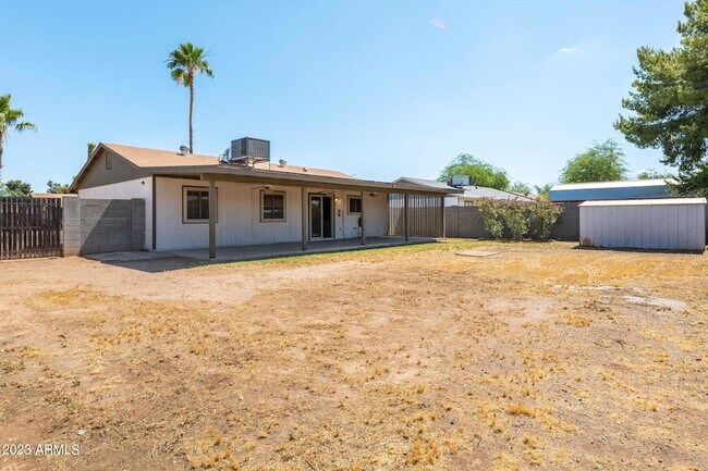 Building Photo - 964 W Hackamore St