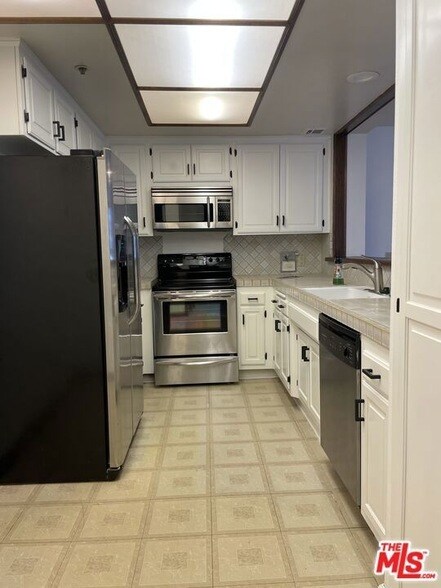 Building Photo - 880 W 1st St