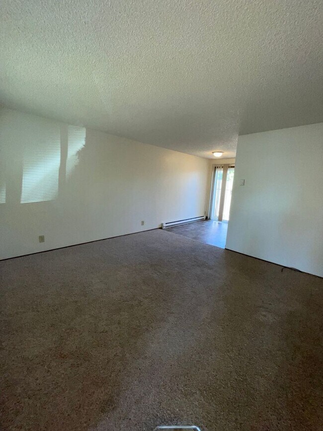 Building Photo - 2-bedroom Single Level Apartment