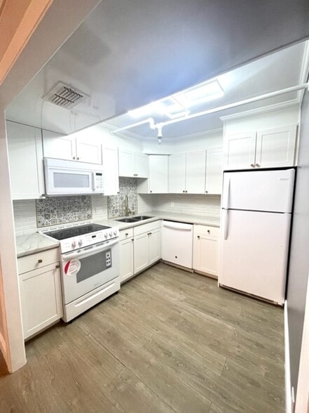 Kitchen - 400 E Colonial Dr