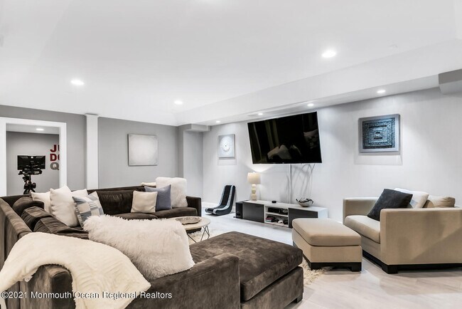 Building Photo - 2211 3rd Ave