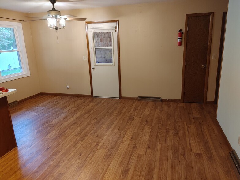 Building Photo - 1027 Sunset Ln