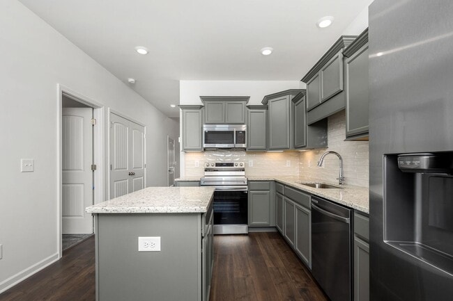 Building Photo - Park Place Townhome!