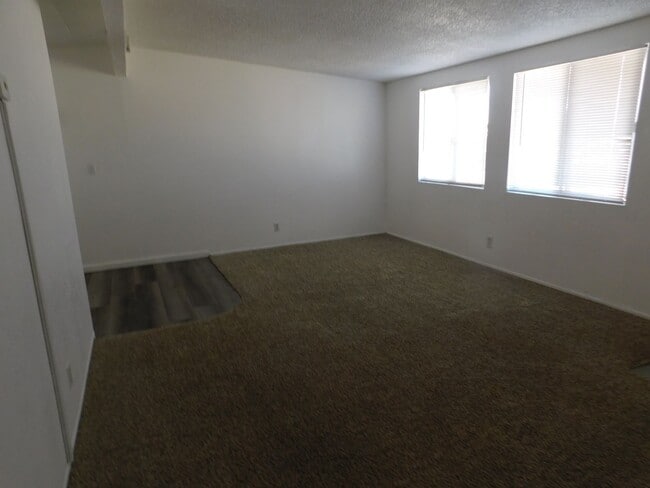 Building Photo - Cozy 2bd 1ba