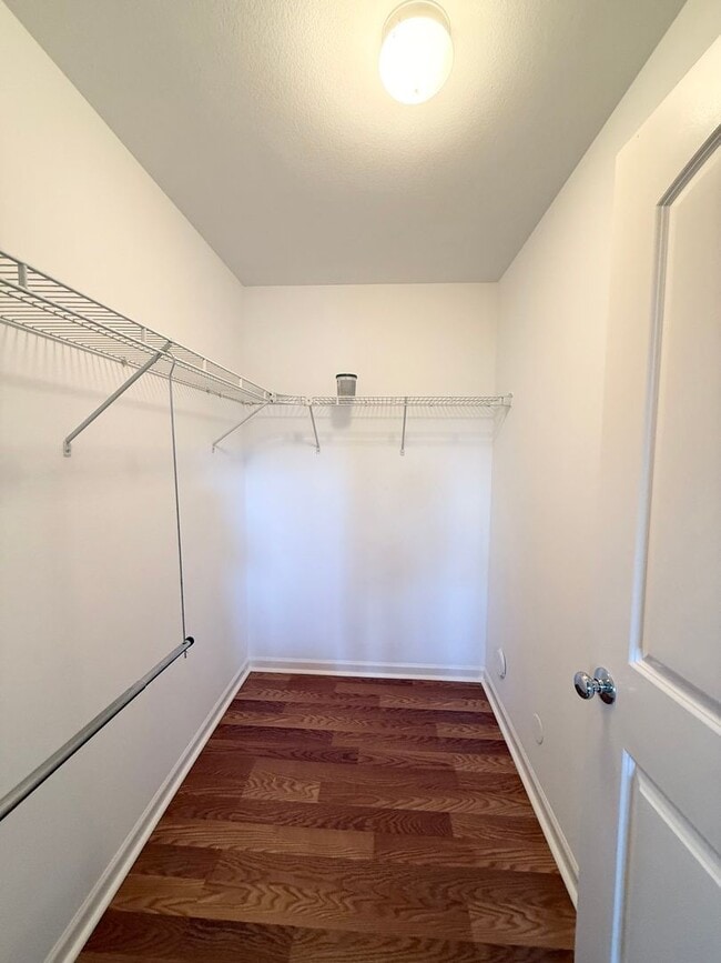 Building Photo - Available NOW – Beautiful Milo Court Townh...