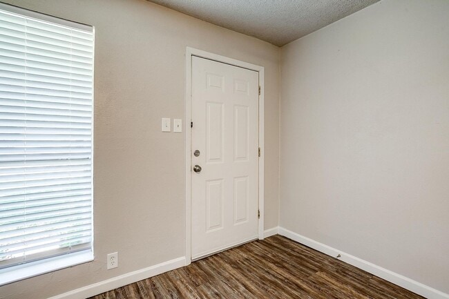 Building Photo - Charming Home located in the heart of Burleson!