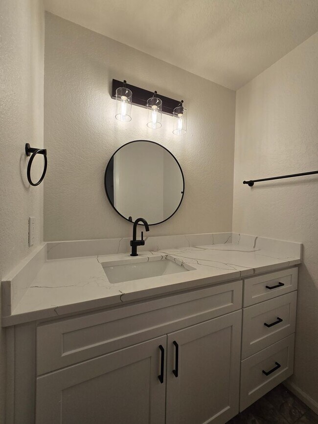 Building Photo - 2Bd/1.5Ba Kenmore Duplex