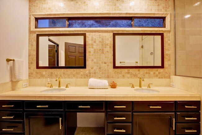 Building Photo - Fully Furnished Luxurious Spanish Mediterranean Villa in Hollywood Hills: 4-Bedroom, 2.5-Bath Ret...