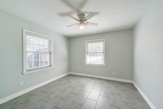 Building Photo - 4702 Maple St