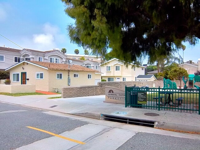 Building Photo - ADORABLE  2bd 1ba HOUSE  BLOCKS to HERMOSA...