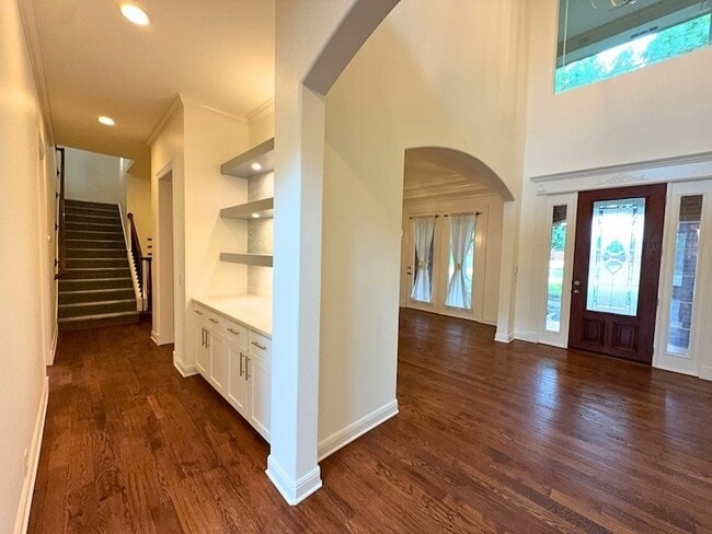 Building Photo - 1205 Golden Gate Dr