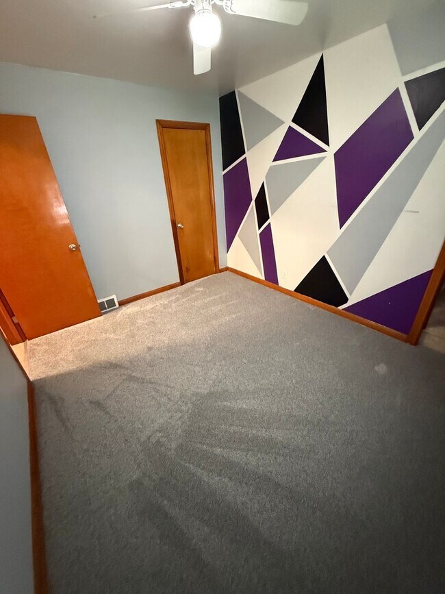 Building Photo - Struthers , 3 bedroom home with full basement and garage.