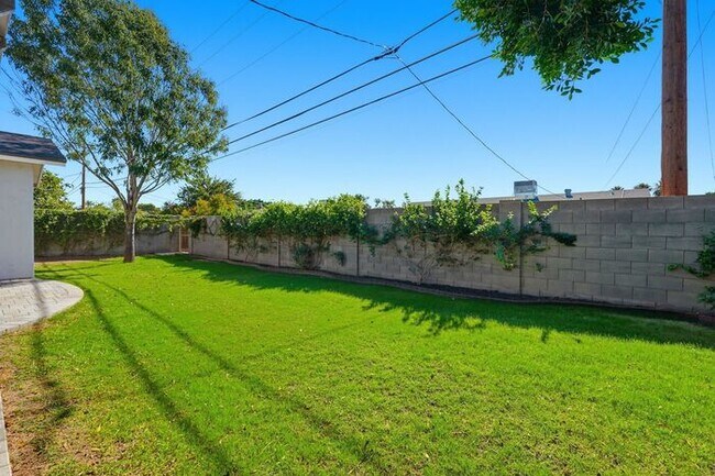 Building Photo - Modern 4 Bedroom, 3 Bathroom Home