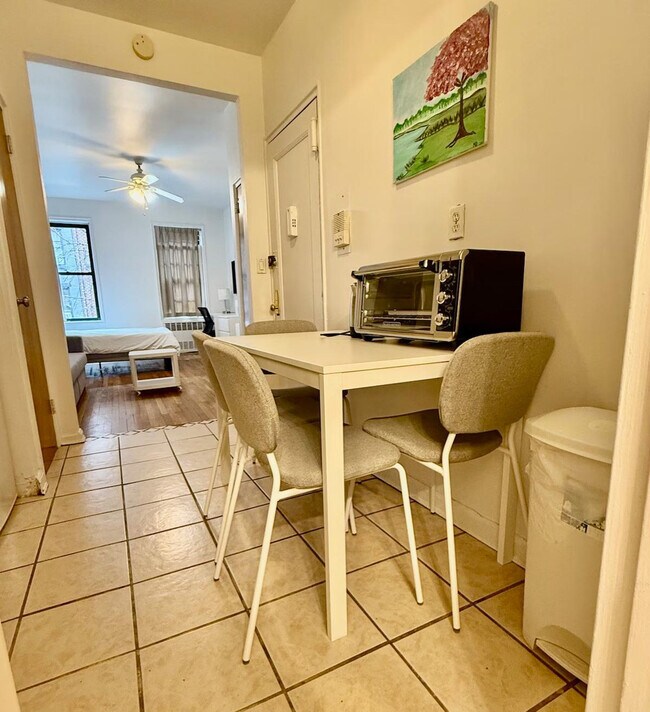 Building Photo - 358 E 81st St