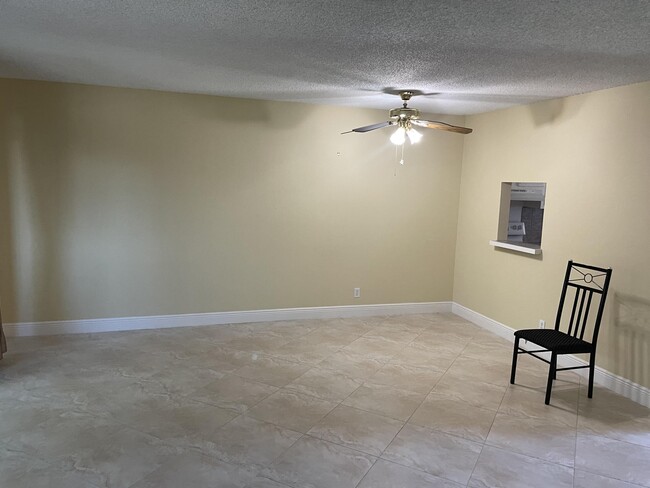 Building Photo - 705 Lori Dr