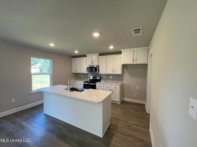 Building Photo - Large 4-bedroom home located in the South ...