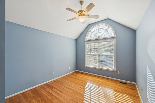 Building Photo - Avaible now, 3B/2.5B Townhome in Whiteland Woods!