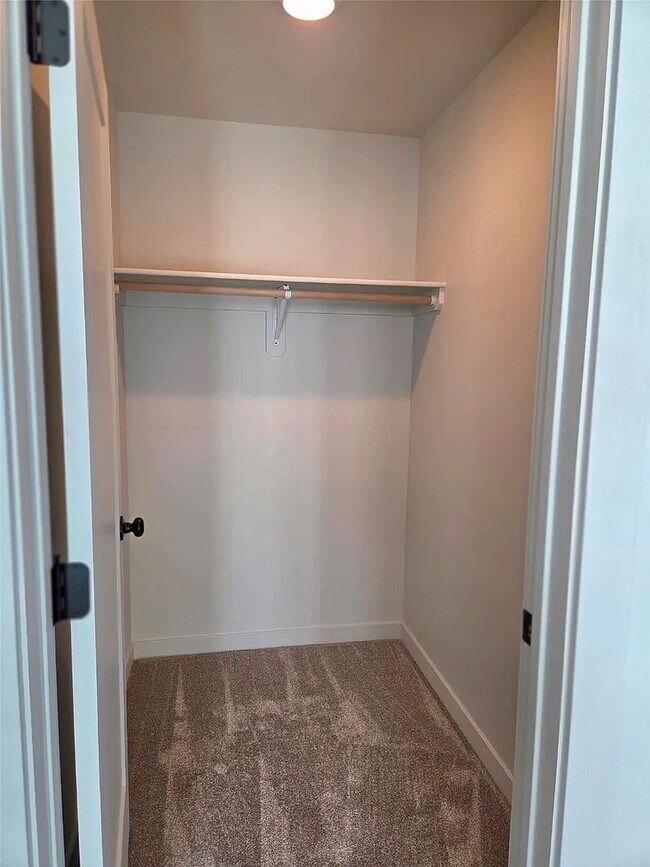 Building Photo - 819 9th Ave W